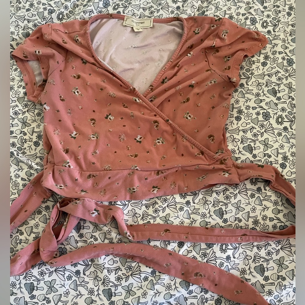A shirt with flowers it’s really cute when it’s on😁